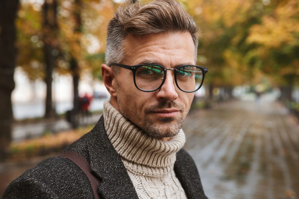 Kolekcja męskich okularów korekcyjnych marki Prada oferuje wiele różnorodnych modeli, które odpowiadają zarówno aktualnym trendom jak i indywidualnym potrzebom klienta